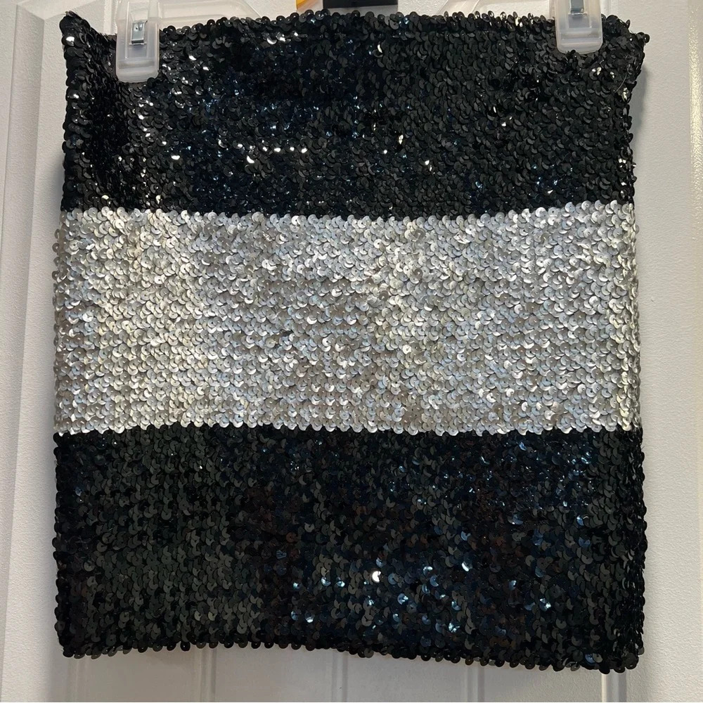 Forever 21 Spandex Black and Silver Sequined Mini‎ Skirt. Size Small.